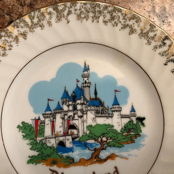 Vintage Disneyland sleeping beauty Castle souvenir plate gold rim made in Japan - Picture 2 of 4